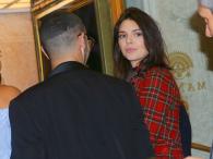Kendal Jenner w zwiewnej bluzce w Paryżu